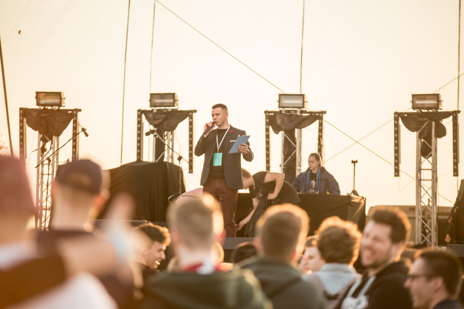 człowiek na scenie wśród ludzi